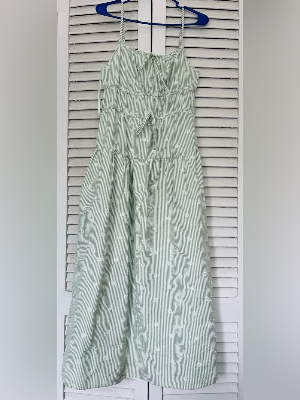 NWT Striped dress, adjustable tie straps and smocked bodice, has pockets. 🤍💚🤍